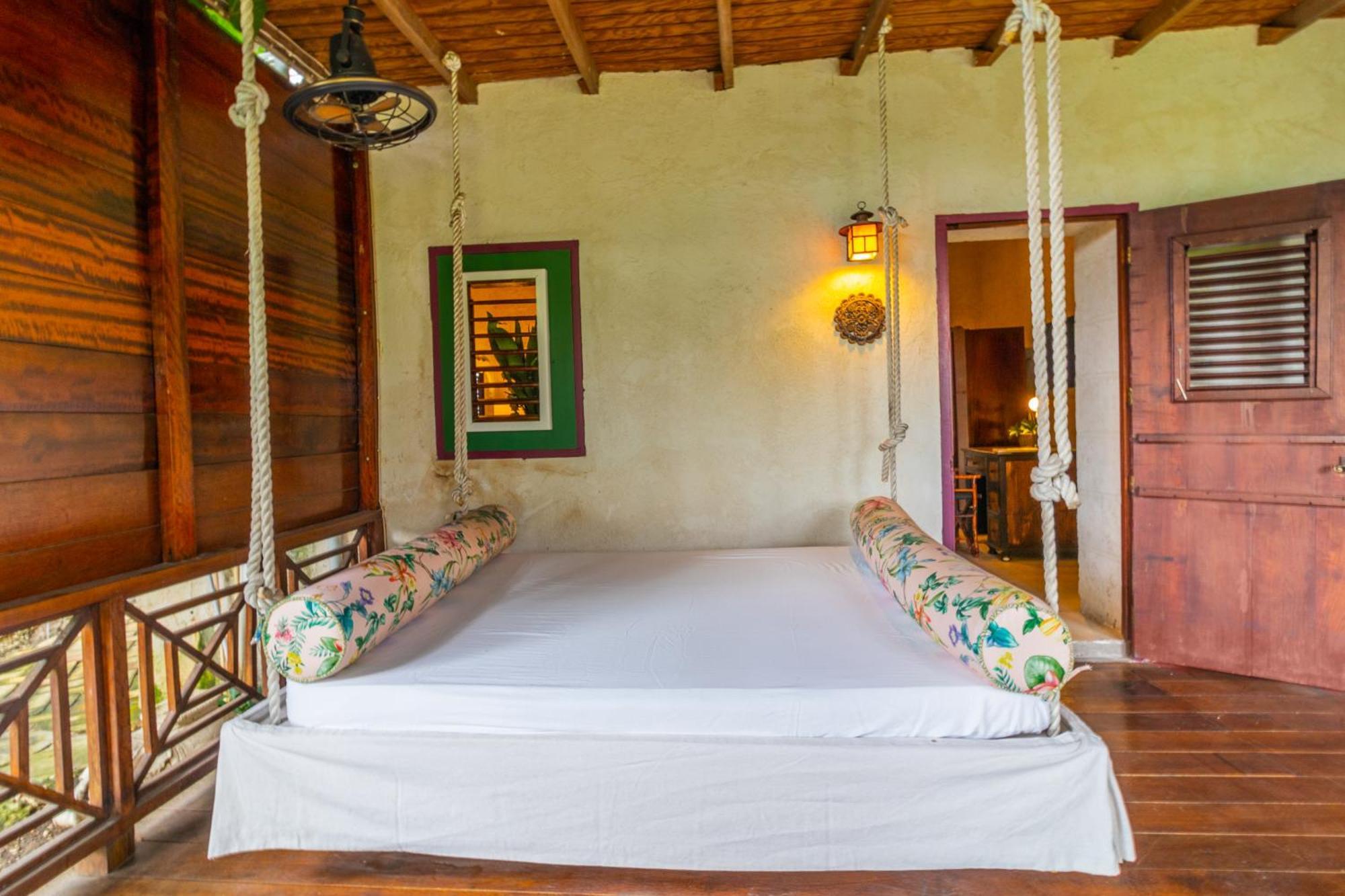 Sweetfield Manor Hotel Бриджтаун Екстериор снимка