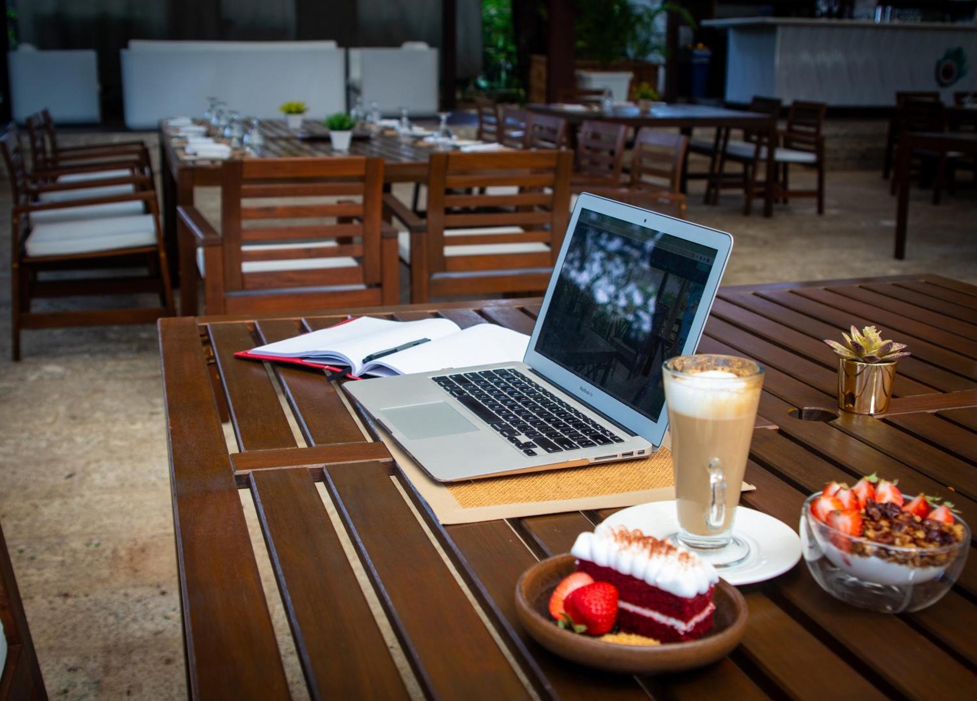 Sweetfield Manor Hotel Бриджтаун Екстериор снимка
